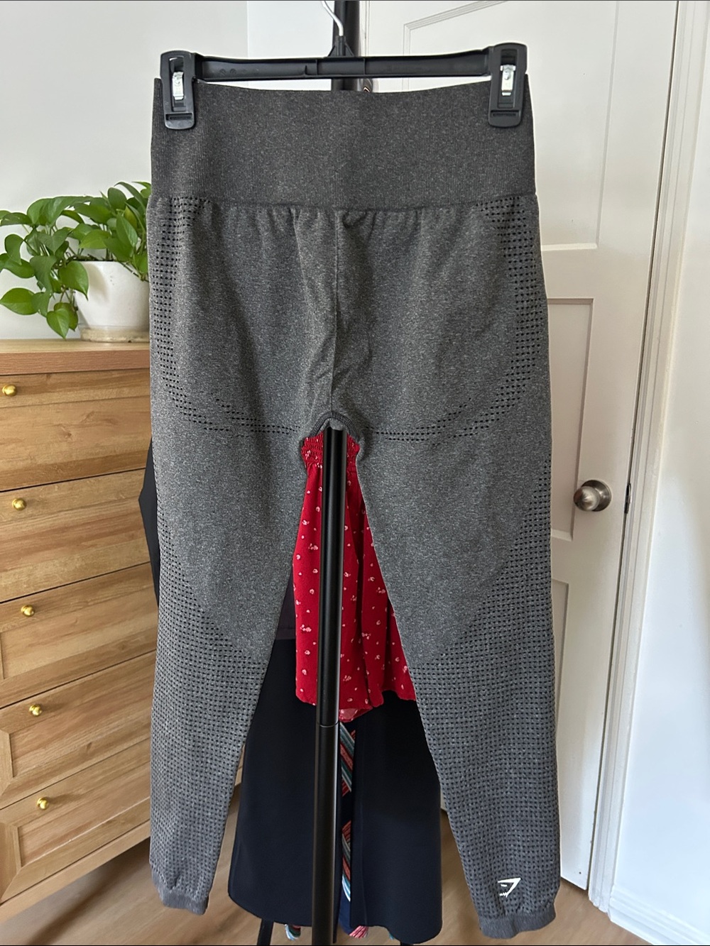 Gymshark Leggings. Size large. 25” inseam. No front seam. Like new. - Picture 2 of 5